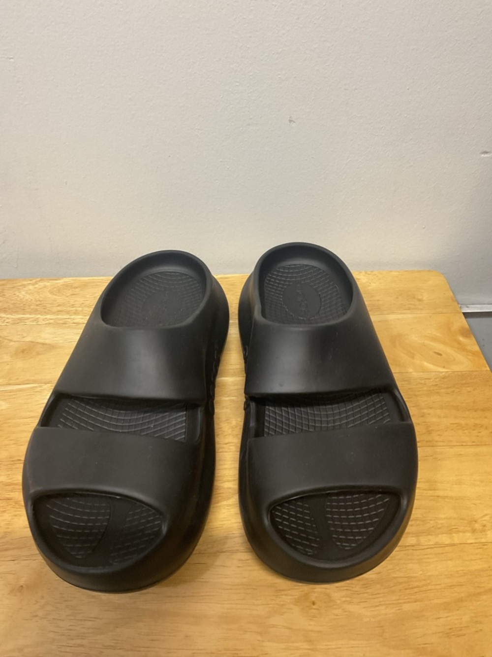 Oofos Oomega Ooaah Stacked Recovery Sandals Like New Womens 6